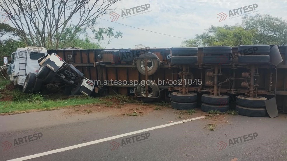 2 de 2
Carreta chegou a bloquear a via, mas o local j&aacute; foi liberado em Tup&atilde; &mdash; Foto: CCM Artesp / Divulga&ccedil;&atilde;o