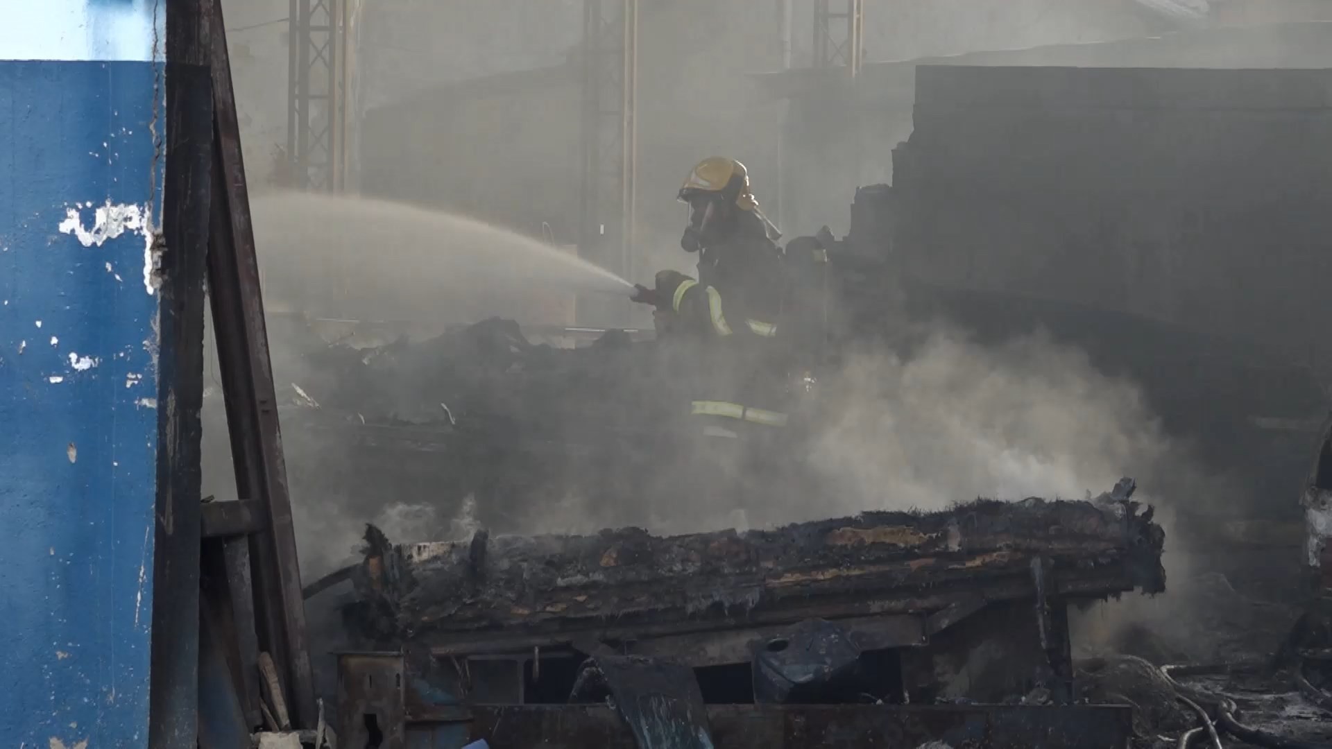 Incêndio atinge oficina às margens da BR-101, destrói veículos e interdita trecho no ES