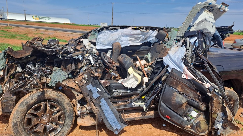 O veículo onde estavam as vítimas ficou destruído — Foto: Divulgação