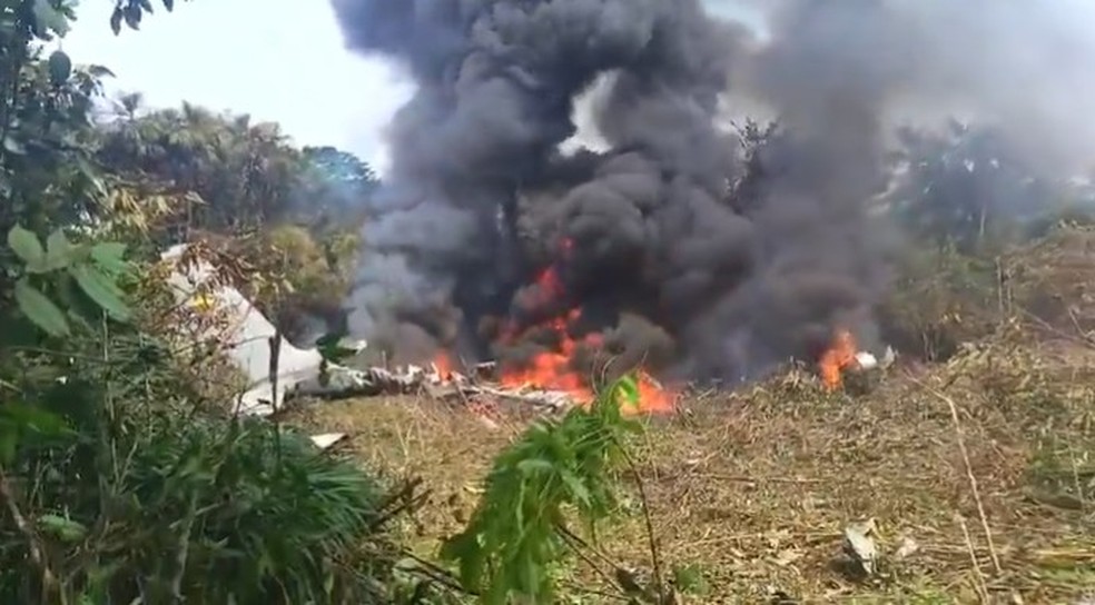 Avião militar cai na Colômbia — Foto: Reprodução/Redes Sociais