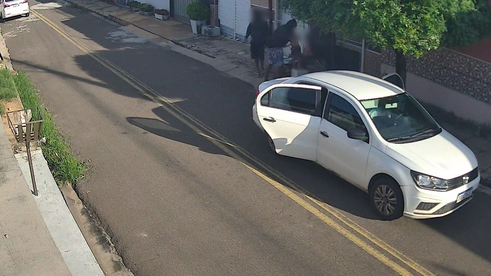 Vídeo: Idoso e criança são rendidos por assaltantes na porta de casa em Teresina