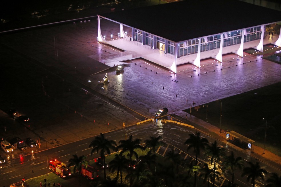 Polícia isola o local onde o corpo de homem foi encontrado em frente ao Supremo Tribunal Federal (STF) após pelo menos duas explosões ocorreram na Praça dos Três Poderes por volta das 19h30 desta quarta-feira, 13, em Brasília. O estrondo forte foi ouvido no Palácio do Planalto e prédios próximos, como Congresso Nacional, com muita fumaça. Ao menos uma pessoa morreu. O corpo dela permanece no local. — Foto: Wilton Junior/Estadão Conteúdo