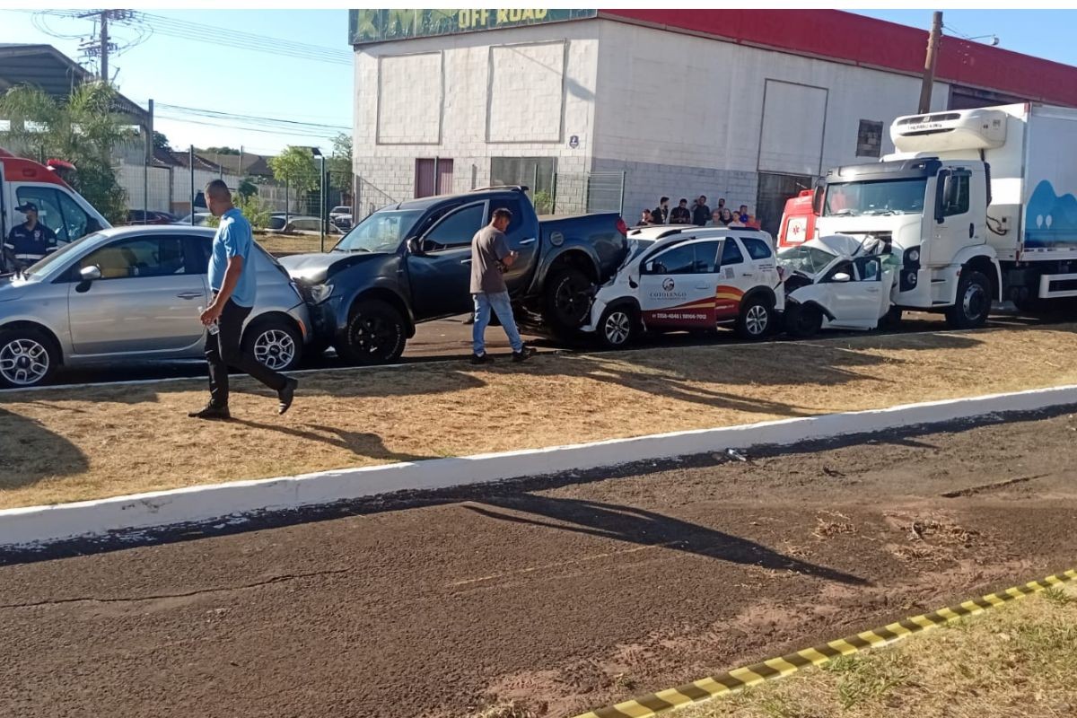 Engavetamento com 9 carros deixa avenida de Campo Grande 