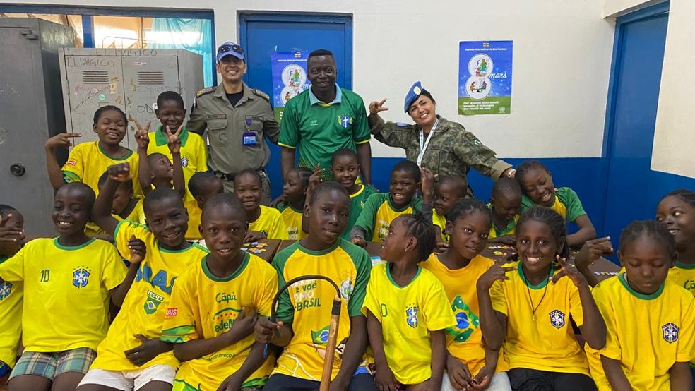Major William e crianças africanas com camisas do Brasil — Foto: Cedida