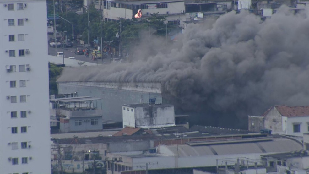 Incêndio atinge galpão na Zona Norte do Rio de Janeiro — Foto: Reprodução/ TV Globo
