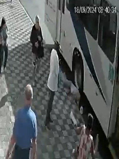 VÍDEO: Passageiro idoso cai de ônibus em movimento e quase é atropelado em Jacareí, SP