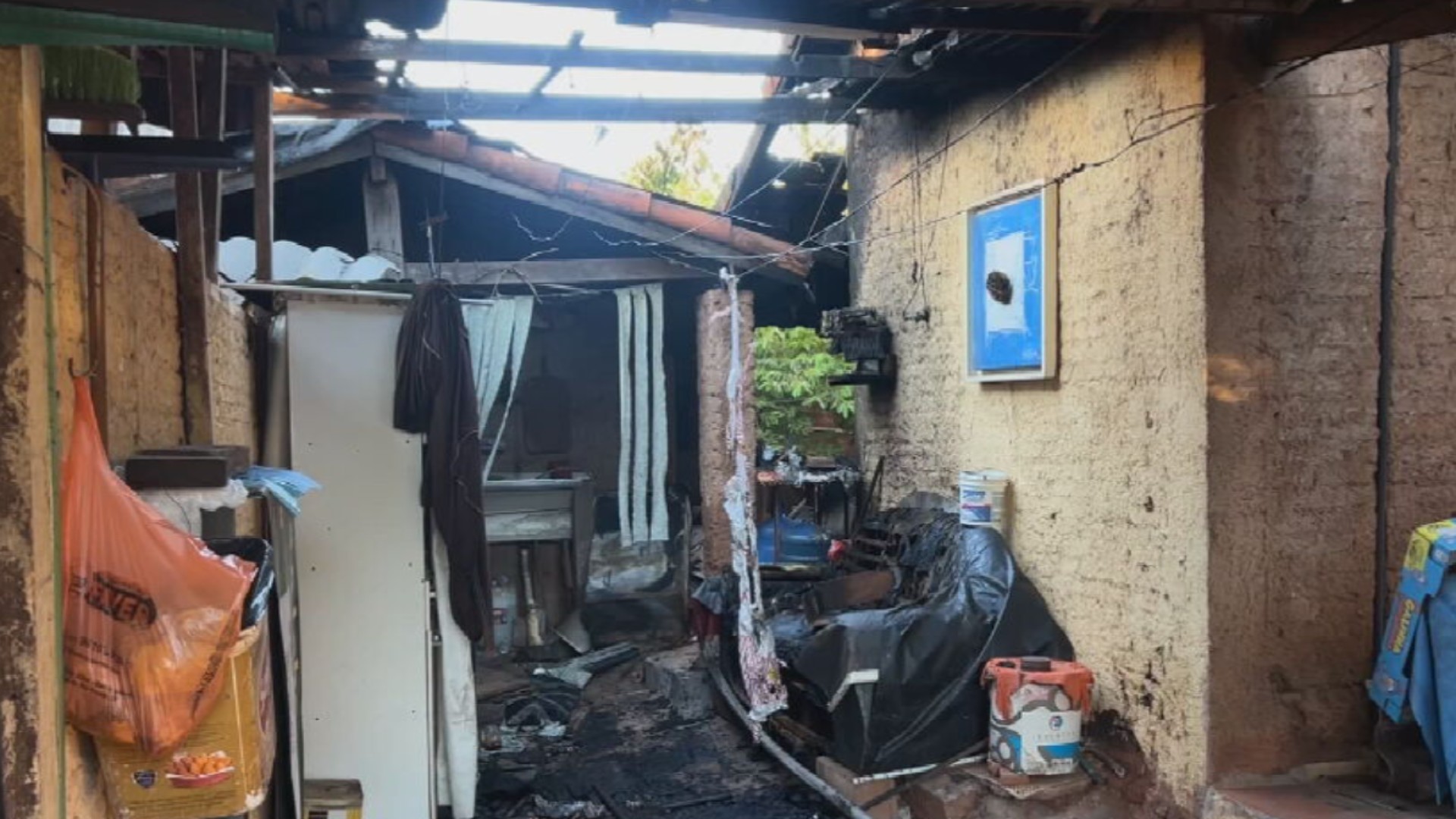 Mulher é internada com queimaduras no corpo após incêndio destruir casa em Rio Preto