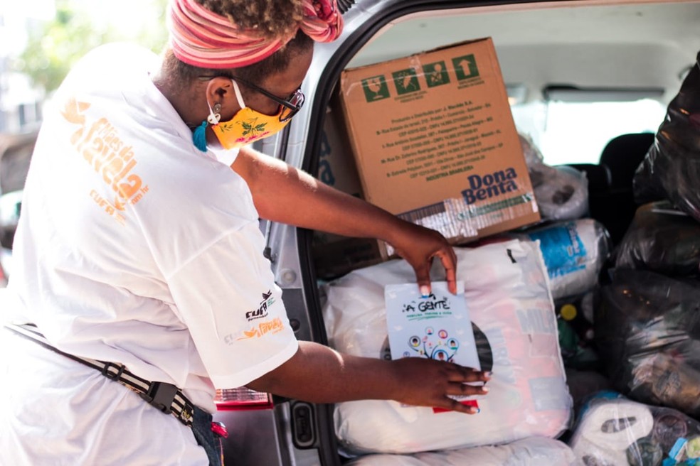 Fernando de Noronha distribui cestas básicas para moradores da Ilha