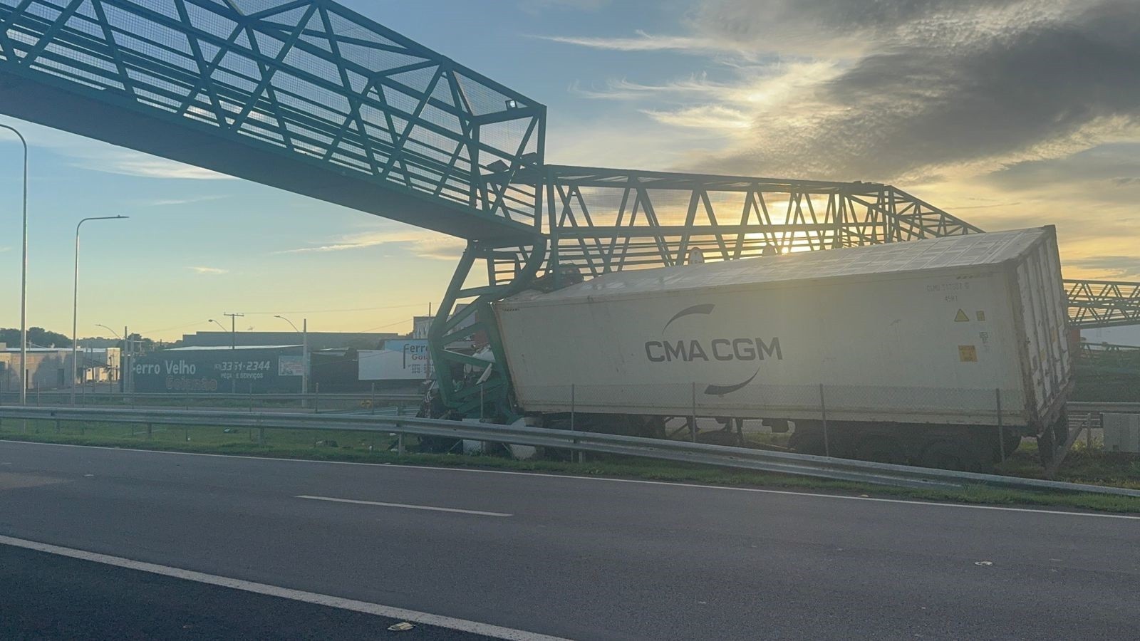 Passarela de pedestres na BR-153 é interditada após ser atingida por caminhão