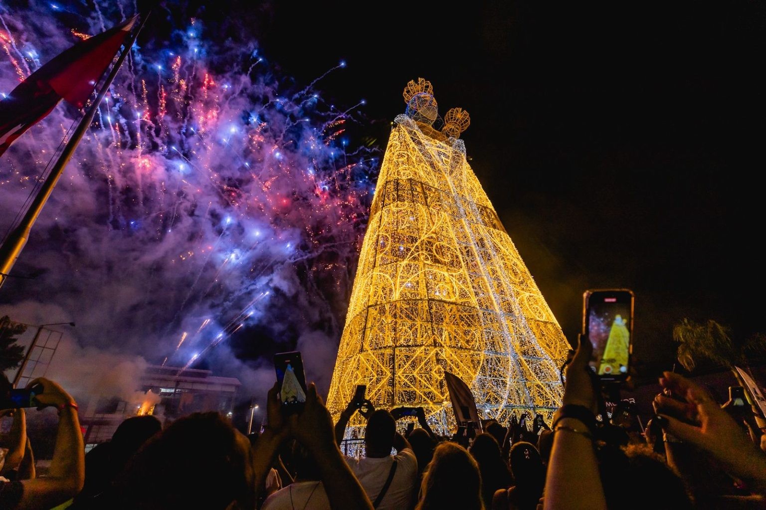 Com 37 metros de altura, imagem de Nossa Senhora de Nazaré ilumina 'Traslado dos Carros'