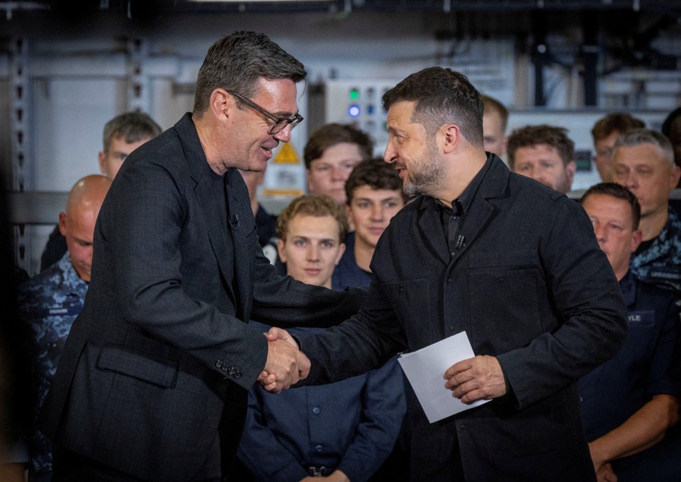 O Primeiro-Ministro britânico Andy Burnham interage com o Presidente da Ucrânia, Volodymyr Zelenskiy, durante a visita deles à Base Naval de Portsmouth para se encontrar com tropas do Reino Unido e da Ucrânia, em 27 de julho de 2026. — Foto: Simon Jones/Pool via REUTERS