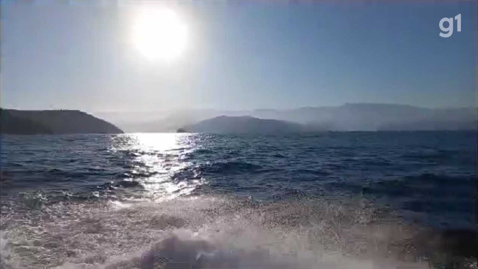 Bombeiros fazem buscas por dois pescadores que desapareceram em Ubatuba, SP. — Foto: Divulgação