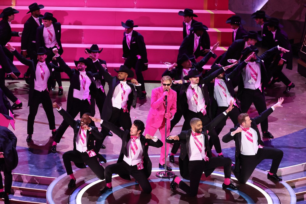 Ryan Gosling apresenta "I'm Just Ken", de Barbie, durante cerimônia do Oscar 2024 — Foto: REUTERS/Mike Blake