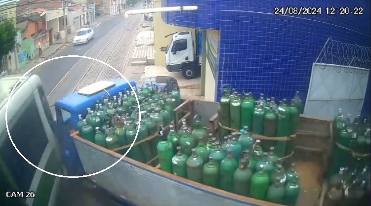 VÍDEO: Caminhão bate em VLT em Sobral