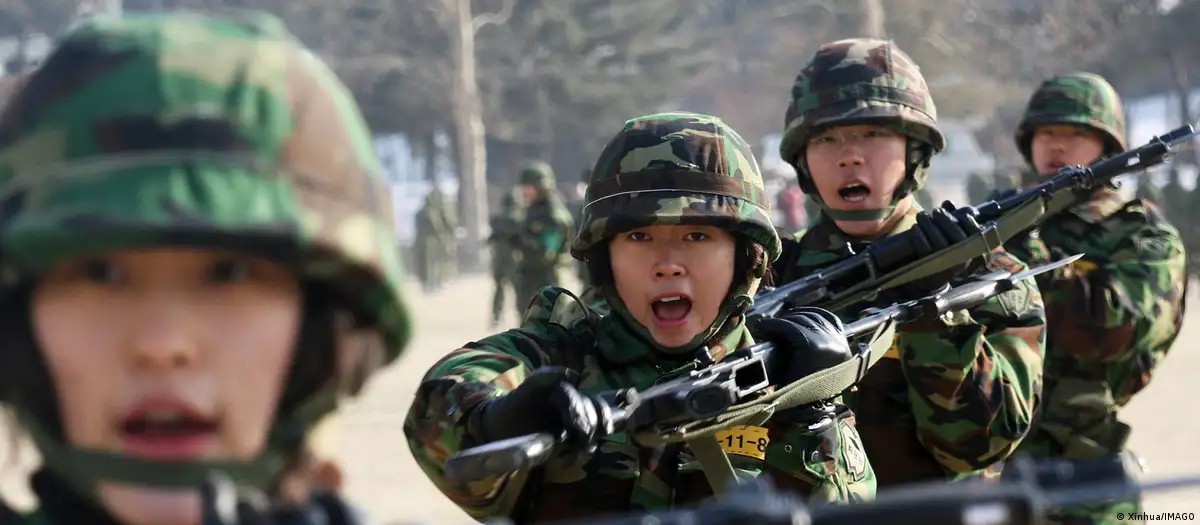 Coreia do Sul analisa obrigar mulheres a servir no Exército