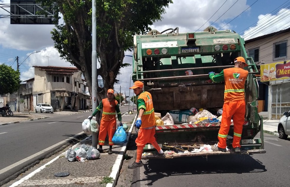 Agentes recolhem lixo acumulado na Avenida João Durval Carneiro, em Feira de Santana — Foto: Divulgação/Sustentare