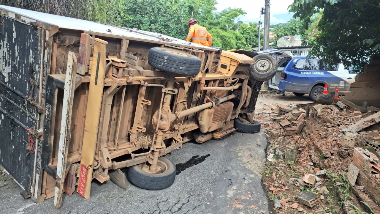 Caminhão tomba e motorista morre preso entre as ferragens em Bom Despacho