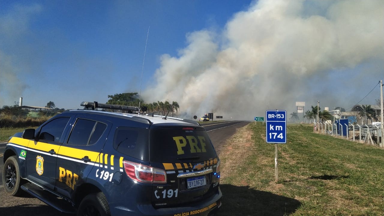 Incêndio em propriedade rural interdita rodovia federal em Guaiçara