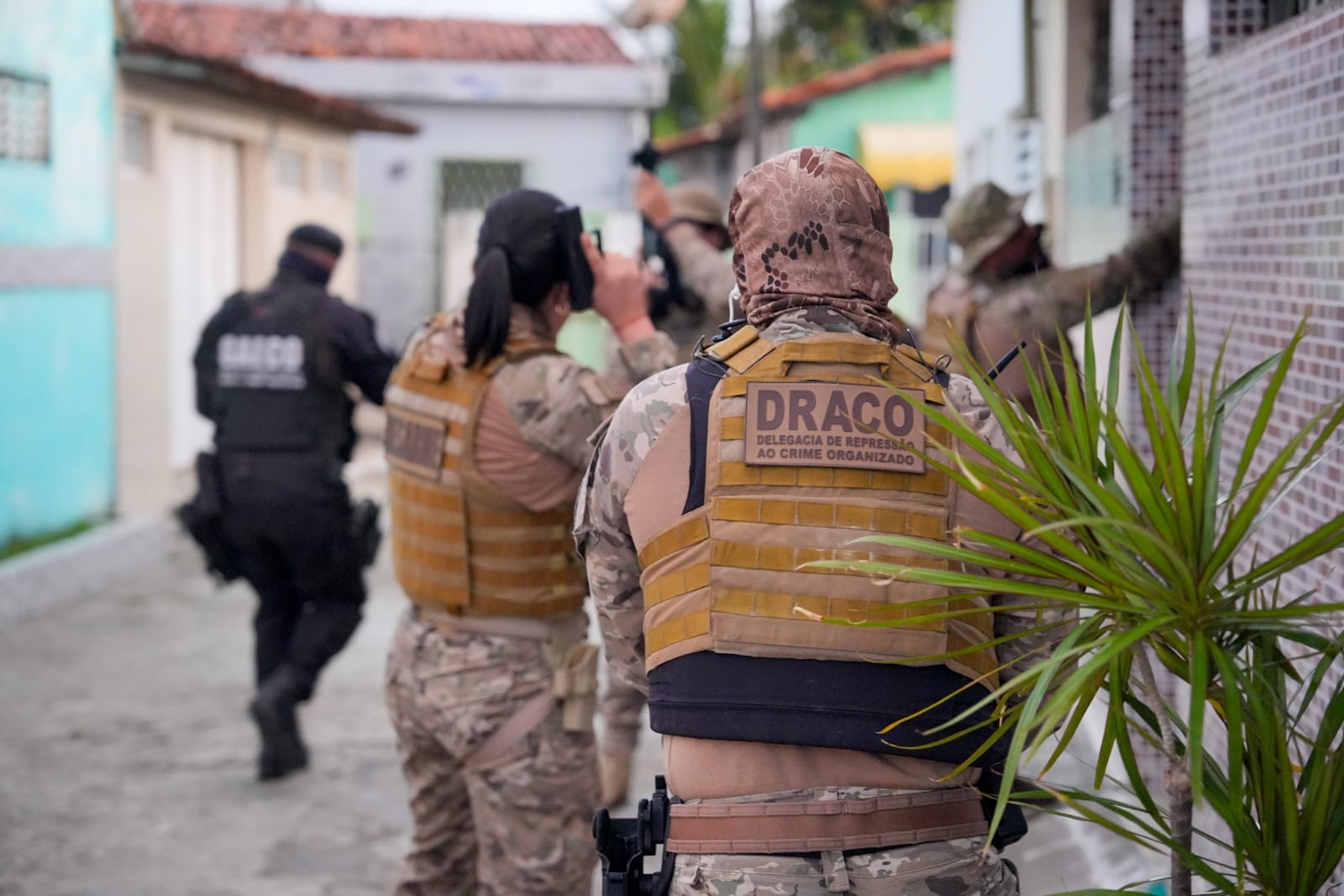 Principal alvo de operação que investiga Comando Vermelho na PB está foragido após violar tornozeleira
