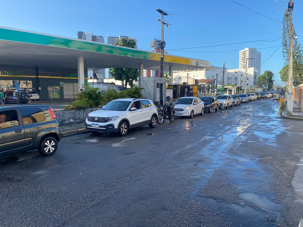 Carros formam fila para aproveitar gasolina a R$ 4,13 em posto de combustíveis de Natal, no 'Dia Livre de Impostos' — Foto: Pedro Trindade/Inter TV Cabugi