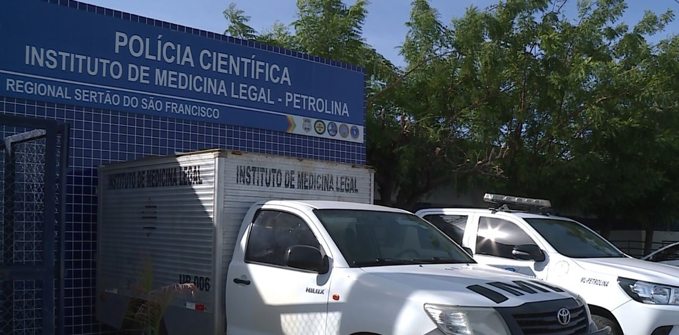 Corpos dos dois jovens foram levados para o IML de Petrolina — Foto: Reprodução / TV Grande Rio