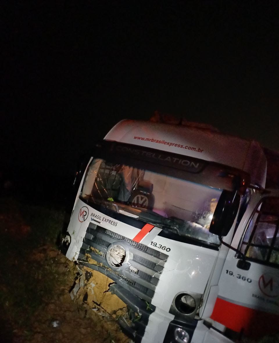 Carreta caí em ribanceira e deixa motorista ferido na Via Dutra, em Resende