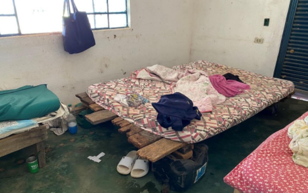 Tarimba na qual irmãos dormiam juntos na Fazenda Lakanka, de Leonardo, em Goiás — Foto: Reprodução/Relatório Fotográfico da Inspeção