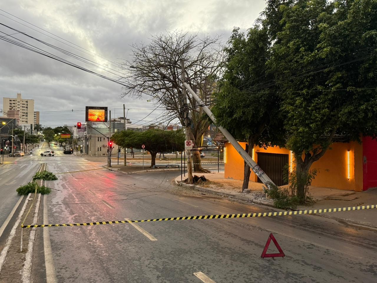 Ônibus atinge poste de iluminação pública em avenida de Montes Claros