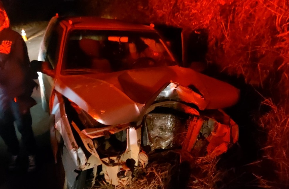 Motorista bate carro na traseira de trator na LMG-814, em Liberdade, MG — Foto: Divulgação/PMR
