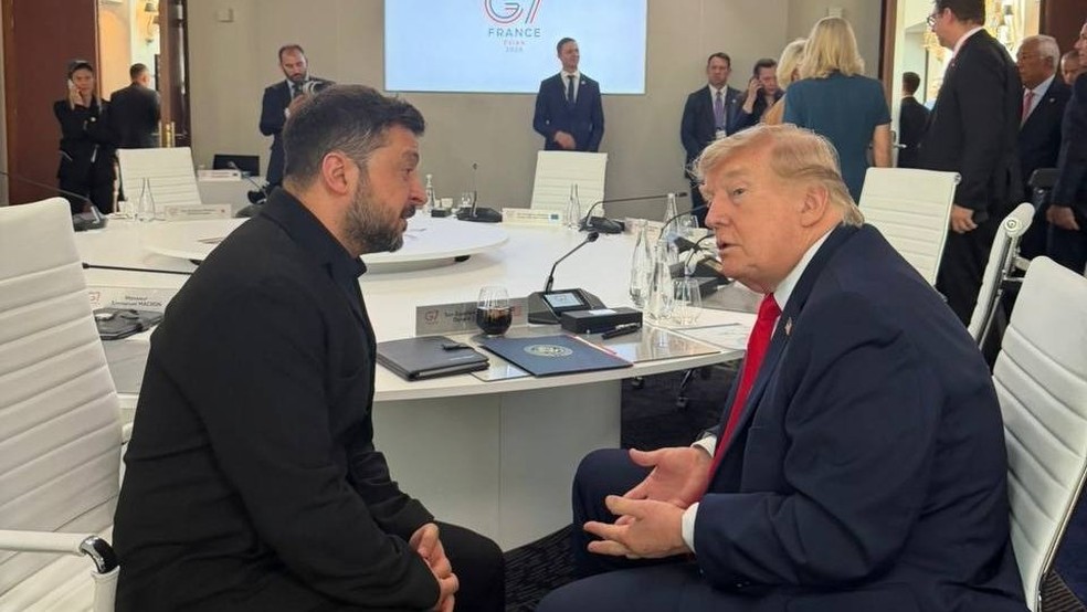 Volodymyr Zelensky e Donald Trump em conversa durante a cúpula do g7 — Foto: X / Reprodução
