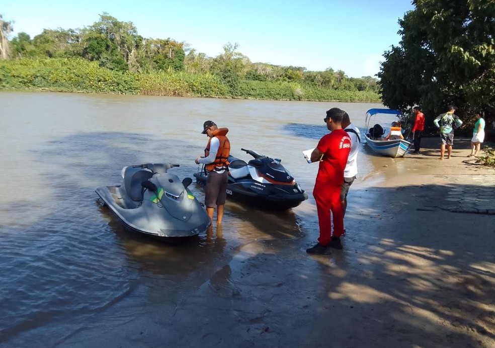 Barco com família a bordo vira em rio na Bahia e homem desaparece na água | Bahia | G1