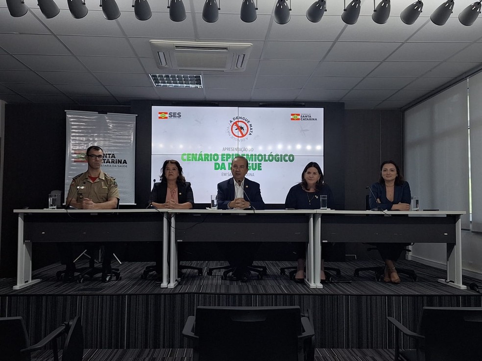 Coletiva de imprensa do governo de Santa Catarina sobre a dengue — Foto: Cristiano Gomes/NSC TV
