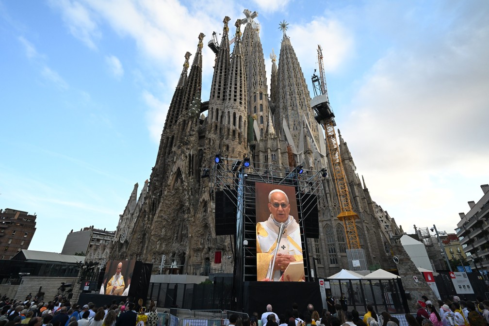 Telão instalado na Sagrada Família mostra a missa histórica do Papa Leão XIV — Foto: Matteo Secci/ZUMA Press Wire via Reuters