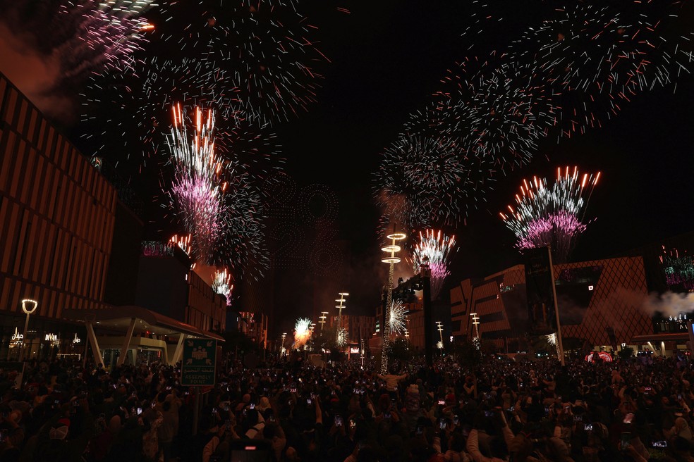 Fogos de artifício durante a virado do ano em Lusail, no Catar — Foto: REUTERS/Mohammed Salem