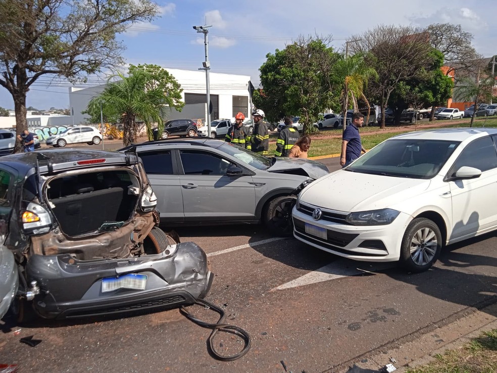 Série de batidas envolveu seis carros e o cavalo-trator de uma carreta na Avenida Manoel Goulart, em Presidente Prudente (SP), na tarde desta segunda-feira (4) — Foto: Kawanny Barros/TV Fronteira