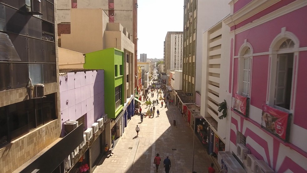 Vista area comrcio lojas calado Rua Artur Machado Centro Uberaba maro de 2021 — Foto: Reproduo/TV Integrao