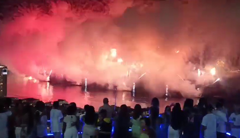 Fumaça atrapalhou a visão dos fogos de Copacabana — Foto: Arquivo pessoal/Dona Azelina