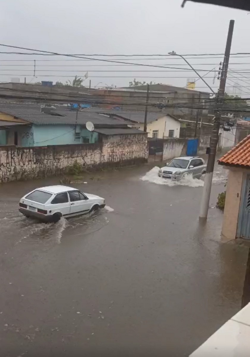 Chuva intensa causa pontos de alagamento em cidades do Alto Tietê