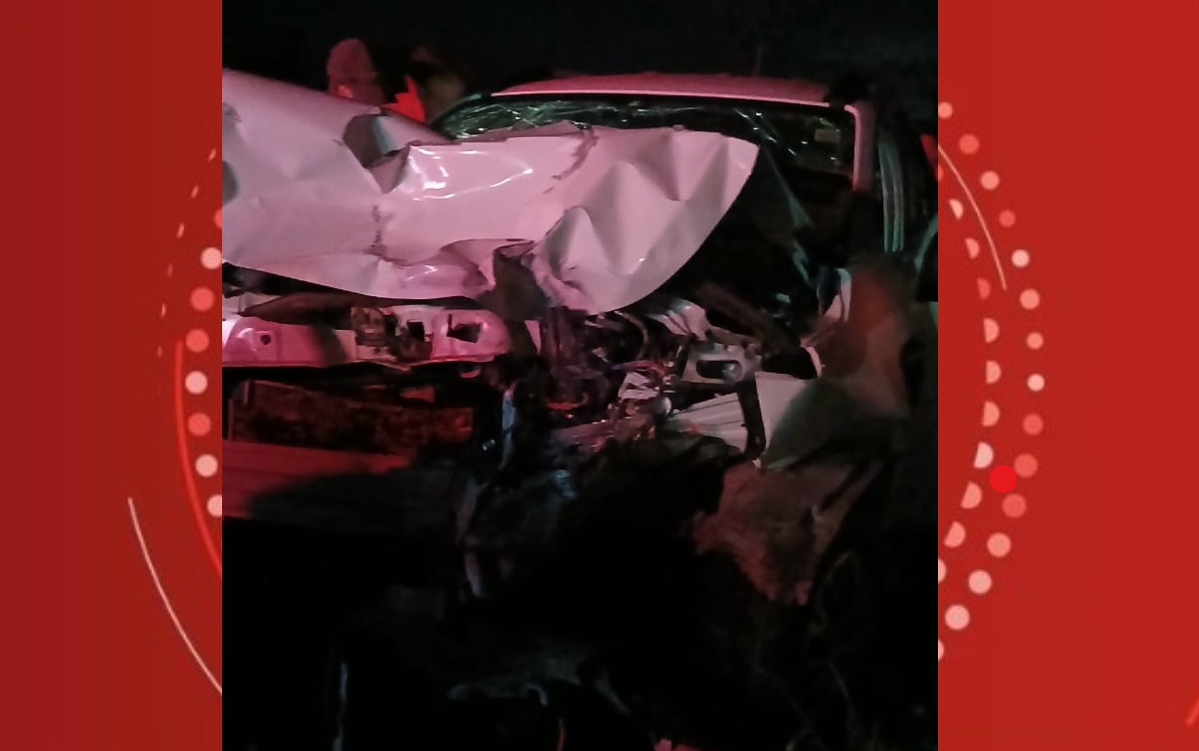 Pai e filho ficam em estado grave após colisão entre carros no interior da Bahia