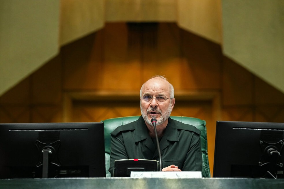 1º de fevereiro de 2026, Teerã, Irã: O presidente do Parlamento iraniano, Mohammad Bagher Ghalibaf, vestindo uniforme do Corpo da Guarda Revolucionária Islâmica (IRGC), participa de uma sessão do Parlamento em Teerã. — Foto: Reuters/© Icana via ZUMA Press Wire