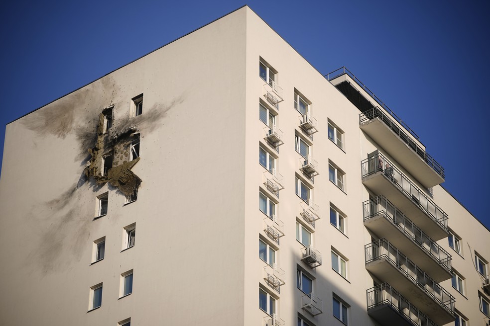 Apartamentos danificados em prédio em Moscou, na Rússia, após ataque de drones ucraniano em 11 de março de 2025. — Foto: AP