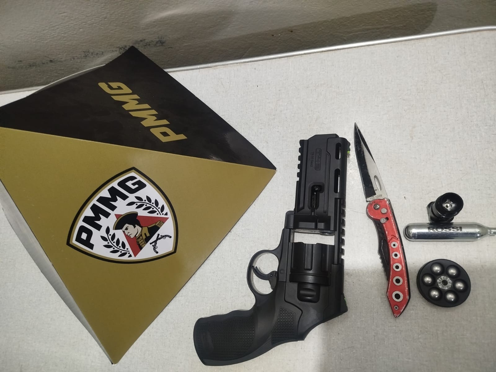Homem é preso com réplica de arma e canivete após ameaçar vizinha em Montes Claros