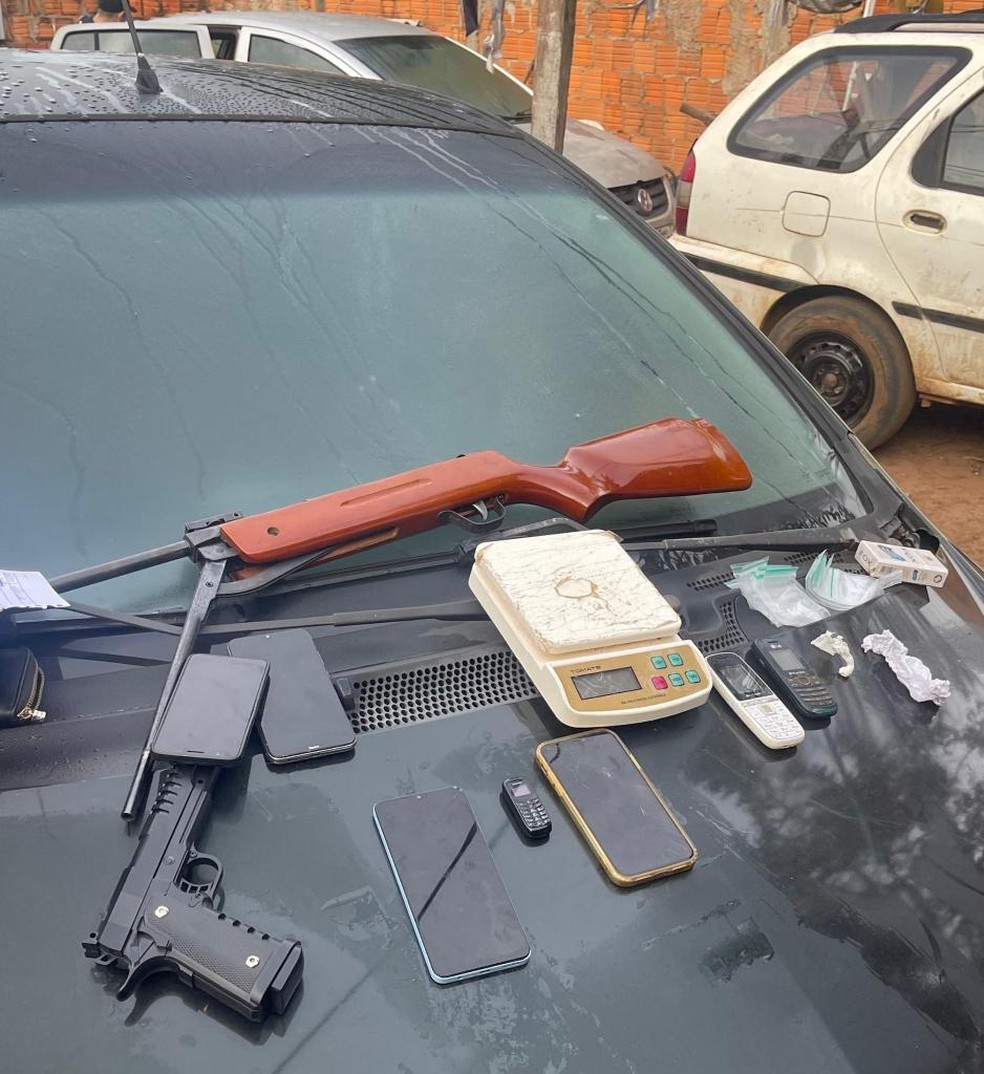 A Polícia Civil apreendeu apreenderam armas, porções de droga, balança de precisão, celulares, entre outros objetos. — Foto: Reprodução