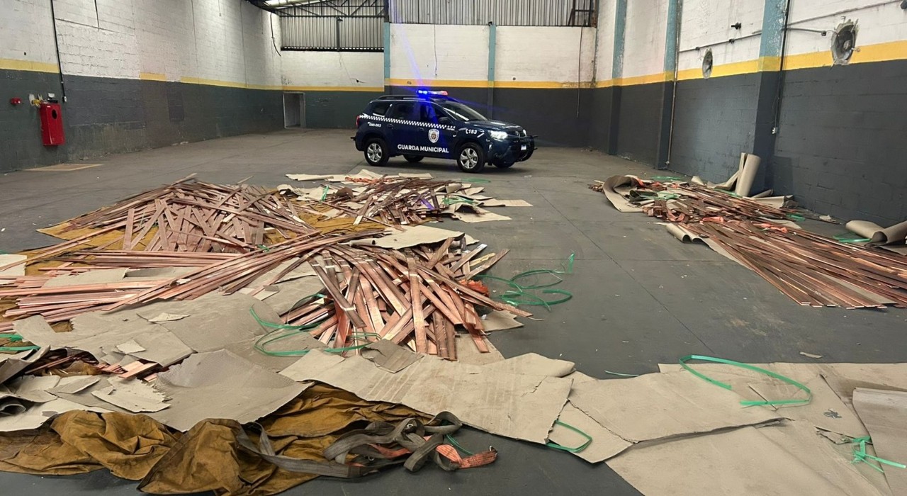 Dupla é presa suspeita de roubar carga de caminhão avaliada em R$ 1 mi e manter motorista em cárcere privado 