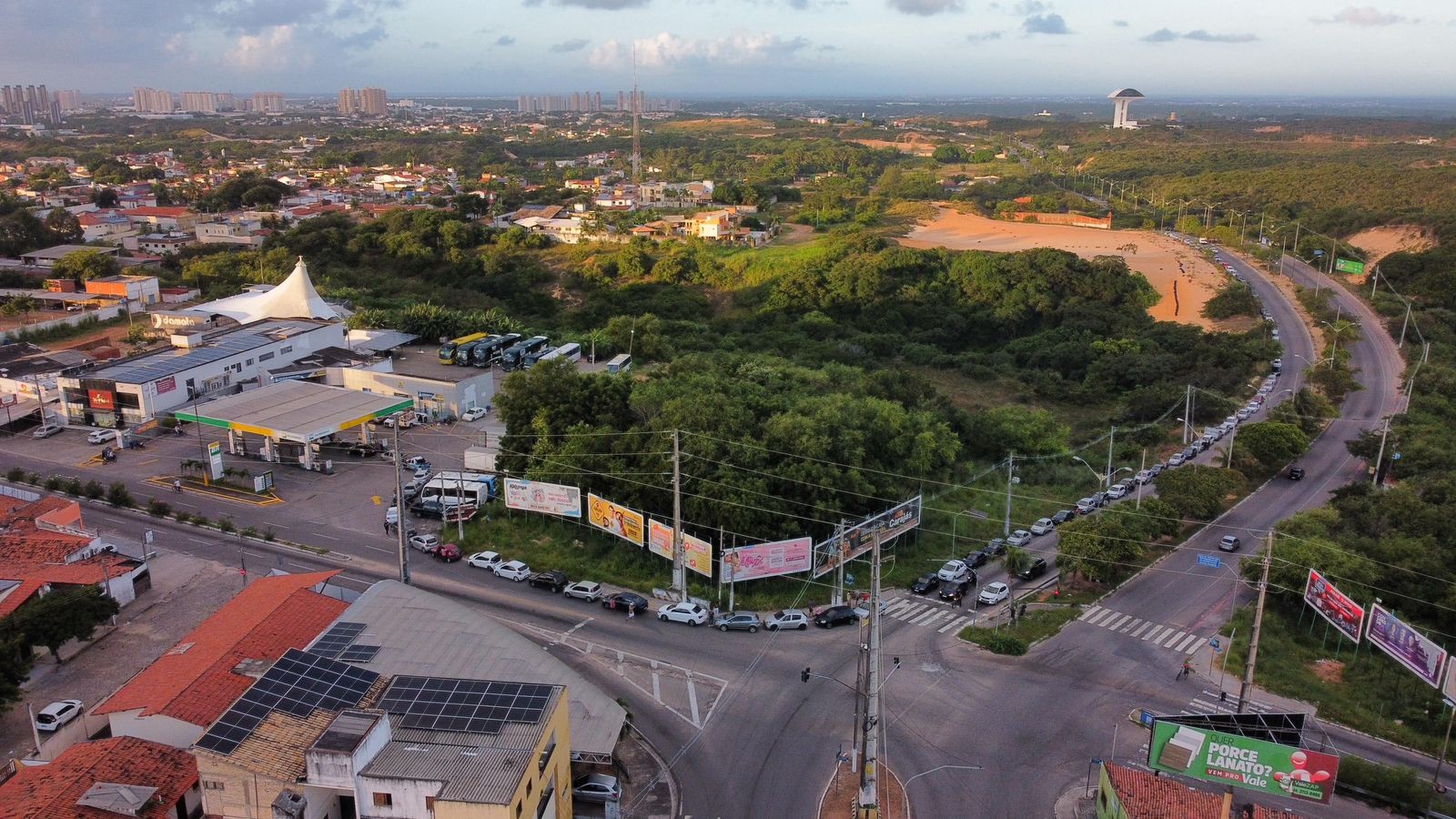 Dia Livre de Impostos: Motoristas formam fila em avenida para comprar gasolina a R$ 3,82 em Natal