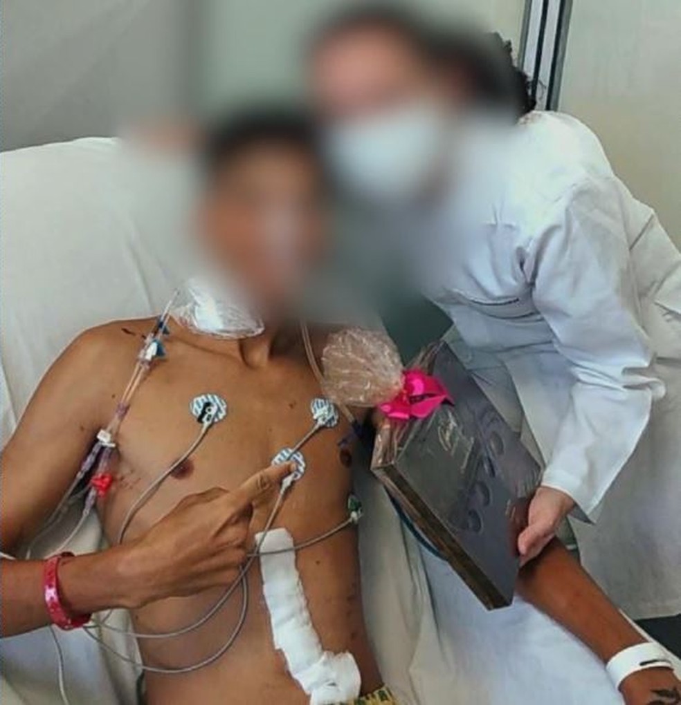 Jovem acordou na madrugada do dia 16 de janeiro com um corte profundo na barriga e partes do intestino espalhadas pela areia — Foto: Reprodução/TV Gazeta
