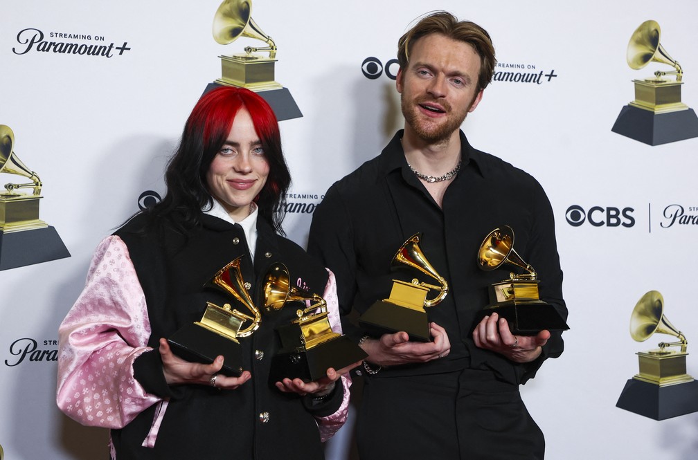 Billie Eilish e Finneasposam com o prêmio de canção do ano e o prêmio de melhor canção escrita para mídia visual no Grammy 2024 — Foto: David Swanson/Reuters