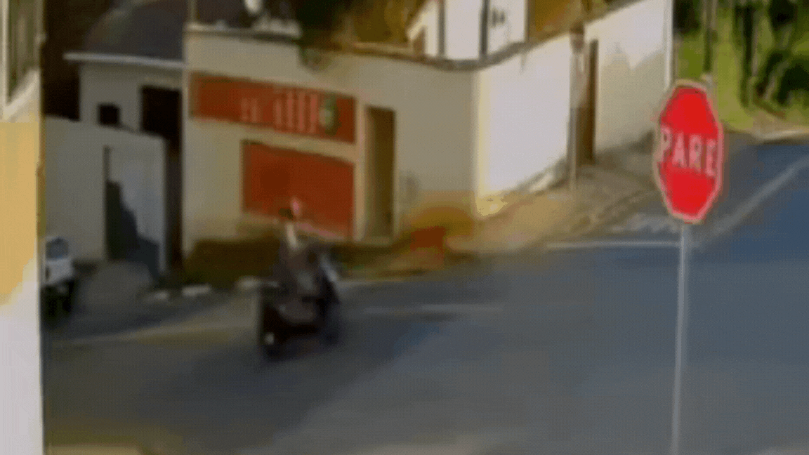 Motociclista fica ferida após ser arremessada por carro no interior de SP; VÍDEO