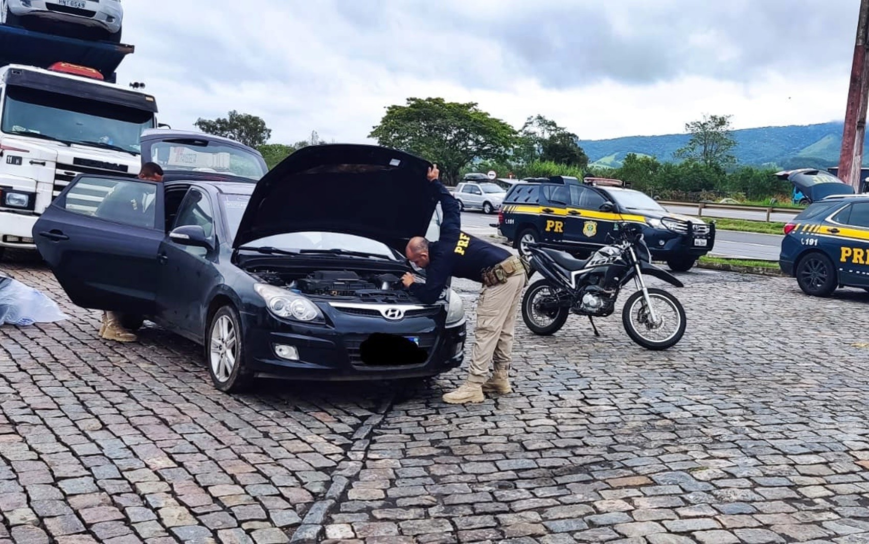 PRF apreende no Sul de MG carro e motocicleta clonados que eram transportados para o Nordeste