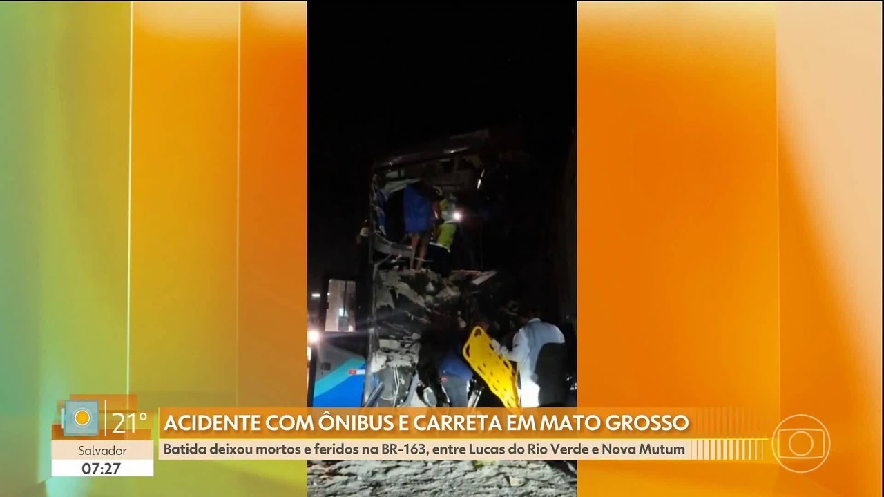 Batida entre ônibus e carreta deixa 11 mortos na BR-163 em MT 